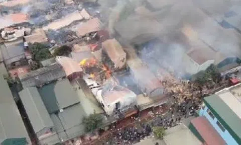 Cả chục xưởng gỗ ở Thạch Thất, Hà Nội bốc cháy ngùn ngụt